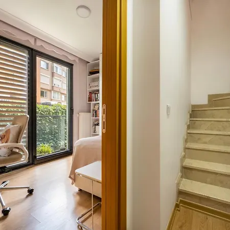 Modern Cozy Duplex In Great Location Center