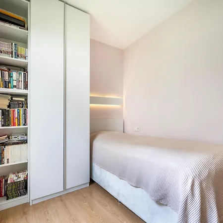 Modern Cozy Duplex In Great Location Center