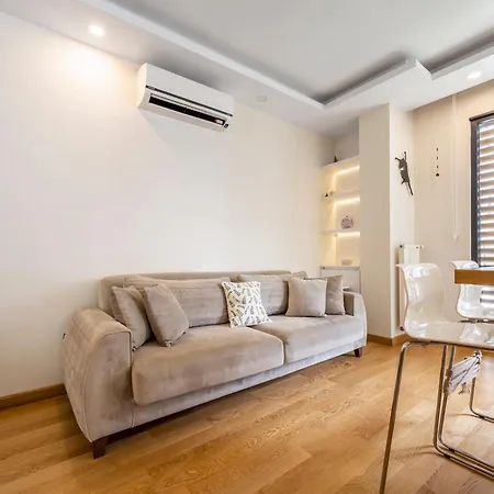 Modern Cozy Duplex In Great Location Center