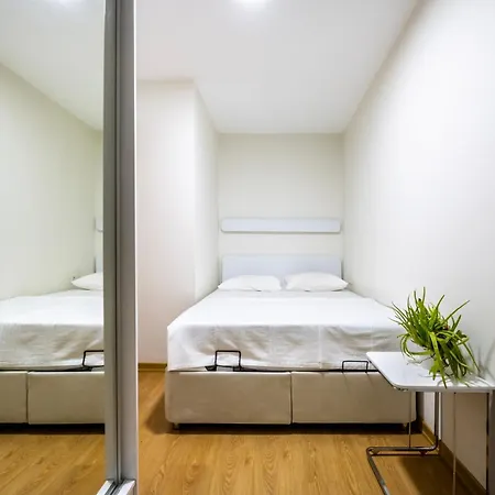 Modern Cozy Duplex In Great Location Center