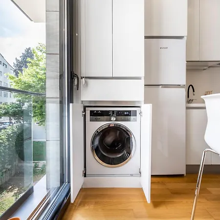 Modern Cozy Duplex In Great Location Center Apartment *