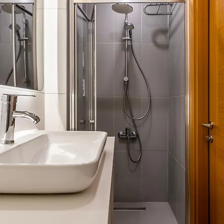 Modern Cozy Duplex In Great Location Center *