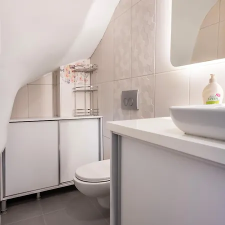 Modern Cozy Duplex In Great Location Center